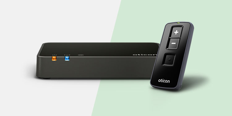  Tillbehör till digitala hörapparater, inklusive tv-adapter och fjärrkontroll från Oticon.