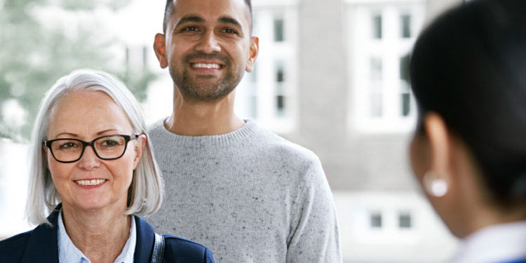  Man och kvinna på hörselklinik som diskuterar hörapparater med audionom.