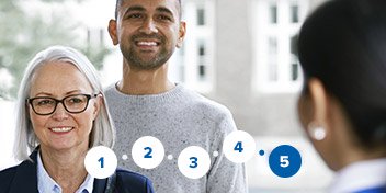  En son och hans mamma vid en hörselkonsultation, steg i en hörapparatsanpassning visas.