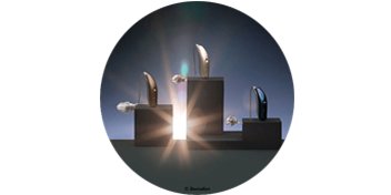  Hörapparater från Bernafon uppställda på podier mot en elegant blå bakgrund med ljuseffekt i centrum.