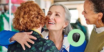  Kvinna som kramar sin vän, bärande en Oticon Own-hörapparat