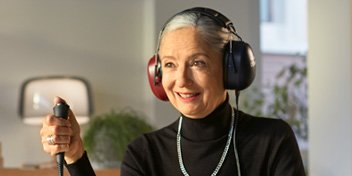  Ny kund hos Audika genomför hörseltest med hörlurar och signalknapp.