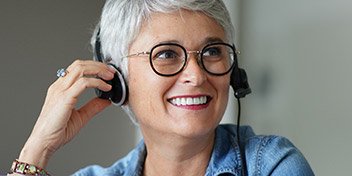  Kvinna med hörlurar som genomför ett online hörseltest