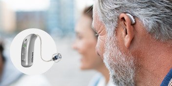  Man med Oticon More hörapparat bakom örat och närbild av hörapparaten bredvid.