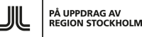  Logotyp med svart symbol av tre vertikala linjer som böjs inåt, följt av texten: ’PÅ UPPDRAG AV REGION STOCKHOLM’ i versaler på vit bakgrund.