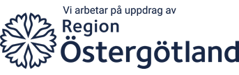 Region Östergötlands logotyp med texten ’Vi arbetar på uppdrag av Region Östergötland’. Vår klinik i Linköping samarbetar med regionen för hörselvård.