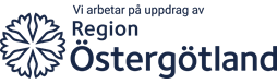  Logotyp med texten ’Vi arbetar på uppdrag av Region Östergötland’ bredvid en stiliserad blå blom-symbol. Text och symbol är i en mörkblå färg och används för officiella ändamål.