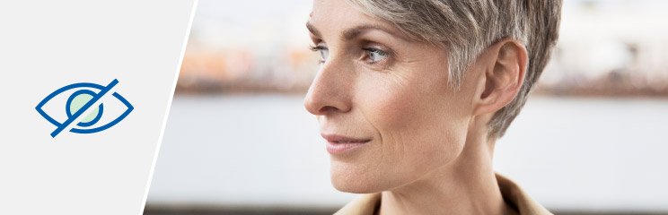  Kvinna med kort hår som bär en nästan osynlig hörapparat bakom örat.
