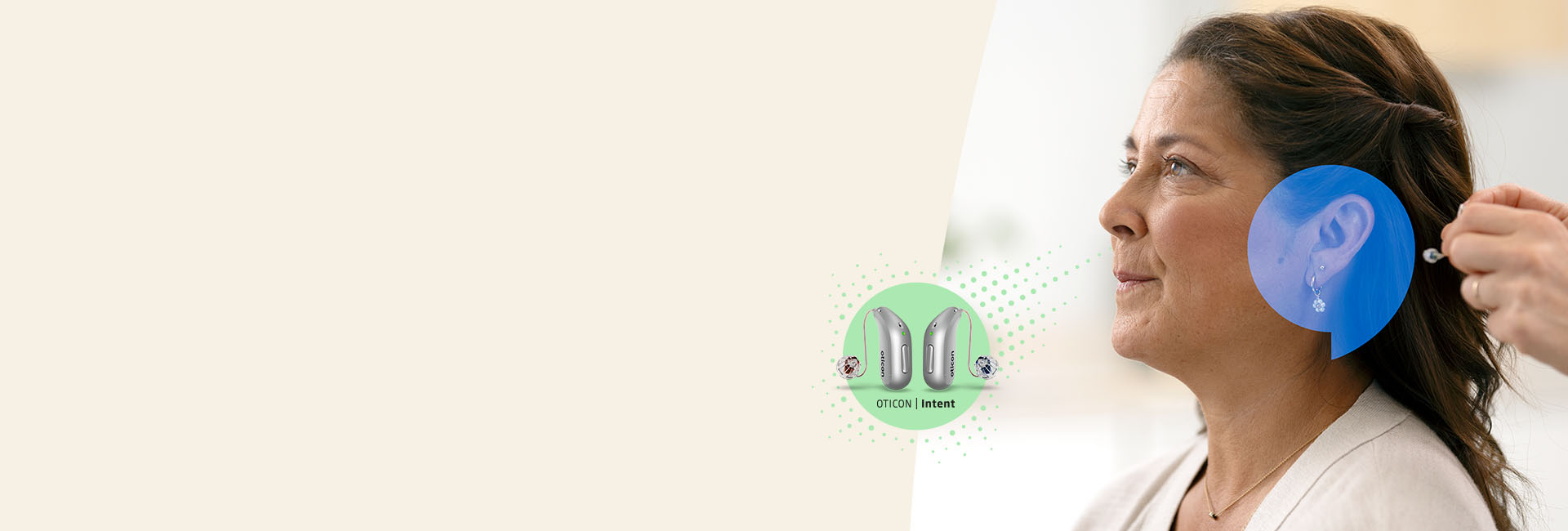 Bild på en kvinna som har en hörapparater på sig som hon provat ut hos Audika