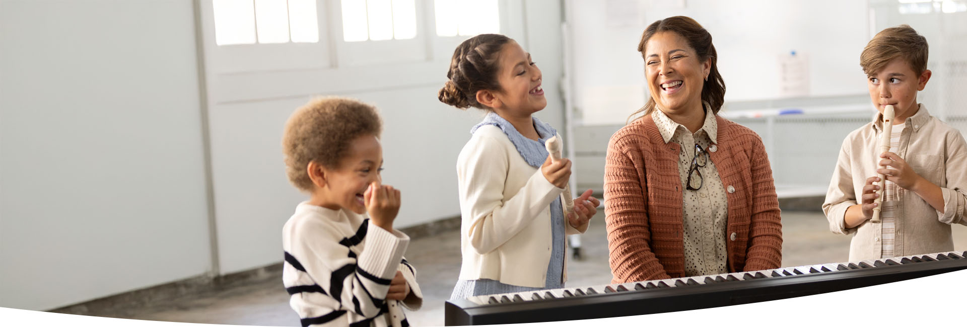 Bild på en lärare med elever som använder arbetshjälpmedel för sin hörsel
