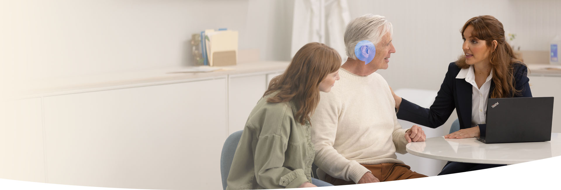 Audionom som hälsar på patient som besöker Audika