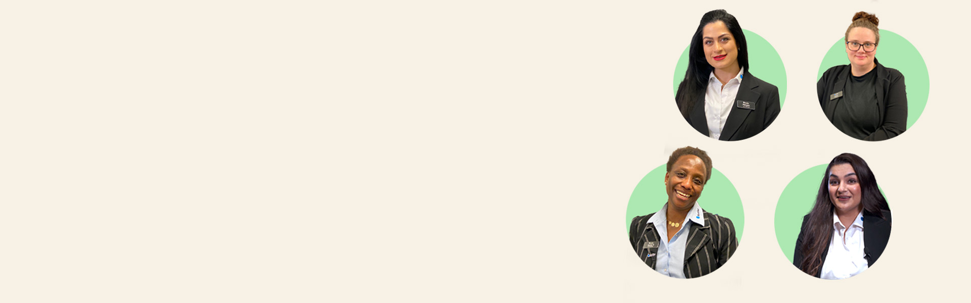 Fyra personer iförda arbetsuniform syns framför ljus bakgrund med gröna cirkulära bakgrunder bakom varje individ. De jobbar på Audika hörselklinik.