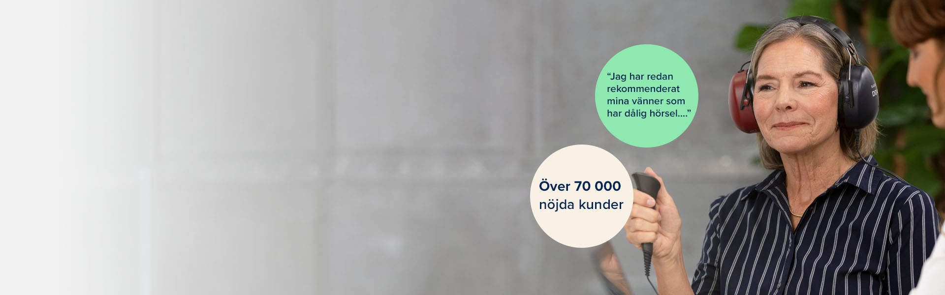 Bild på en kvinna som gör ett hörseltest på en av Audikas hörselkliniker