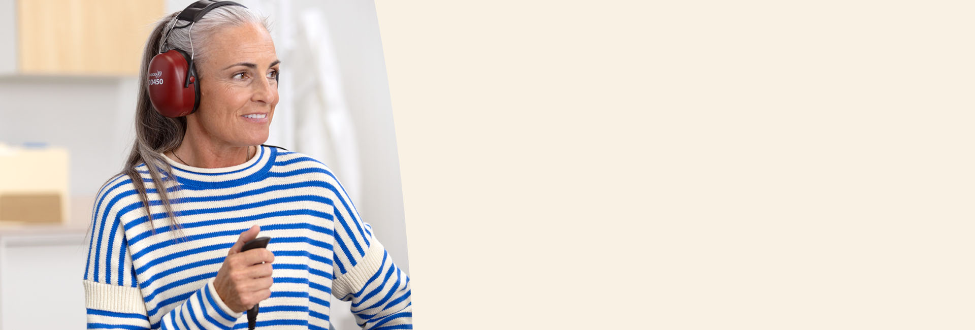 Kvinna som gör ett kostnadsfritt hörseltest hos Audika