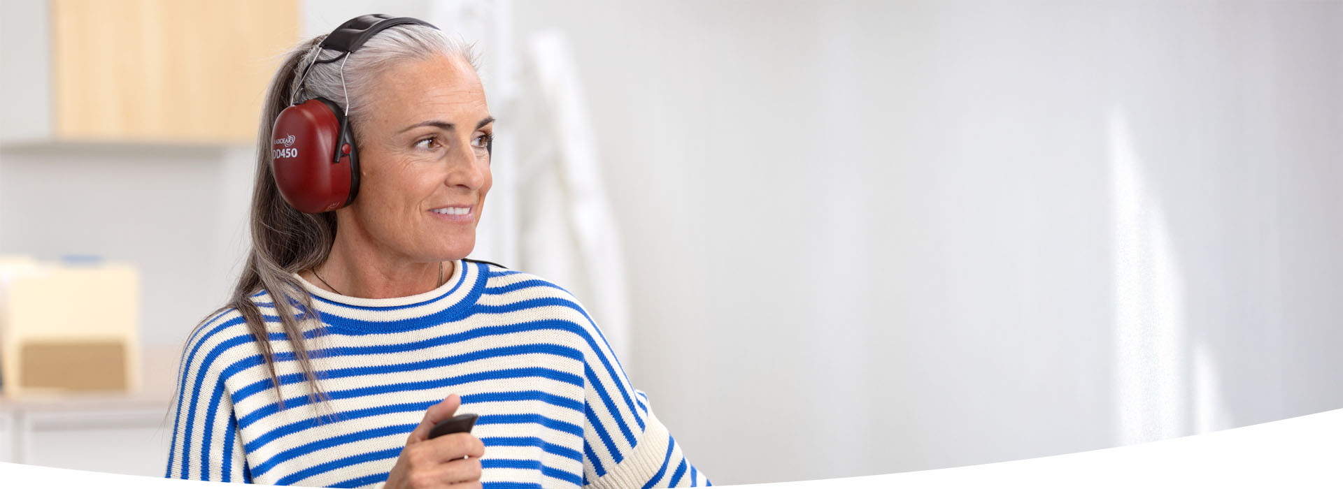 Kvinna som gör ett hörseltest i Uppsala