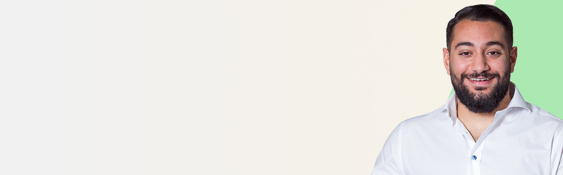 Bild på audionom hos Audika som rehabiliterar bullerrelaterad hörselnedsättning