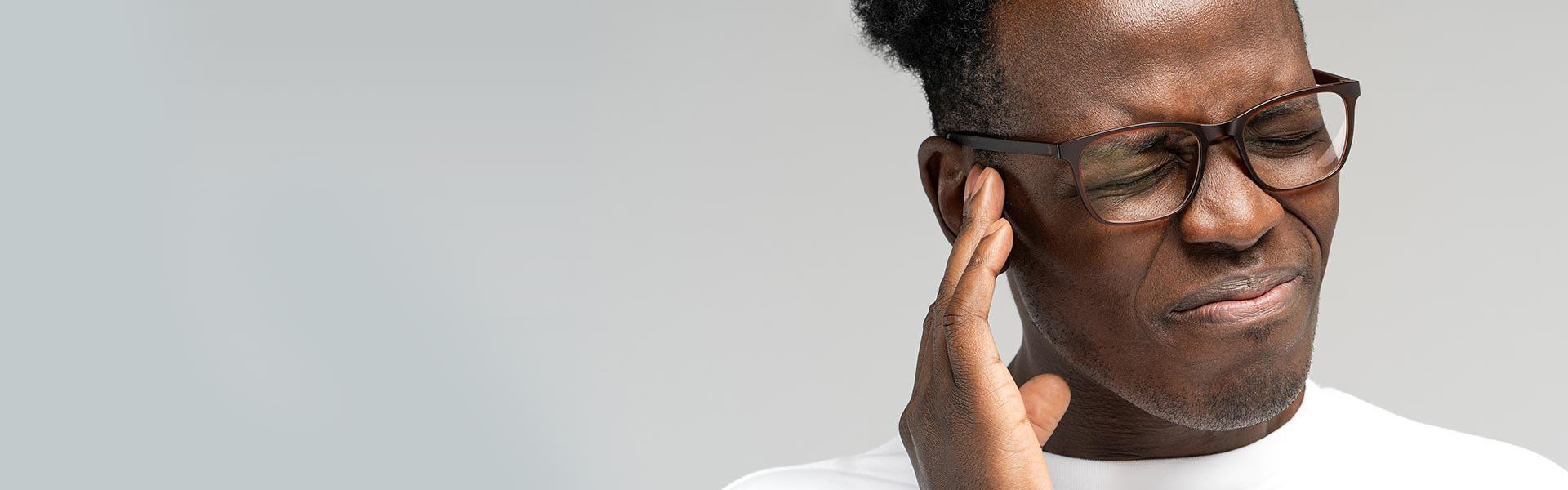 Bild på en person som misstänker att den har hörselnedsättning och vill förebygga nedsatt hörsel