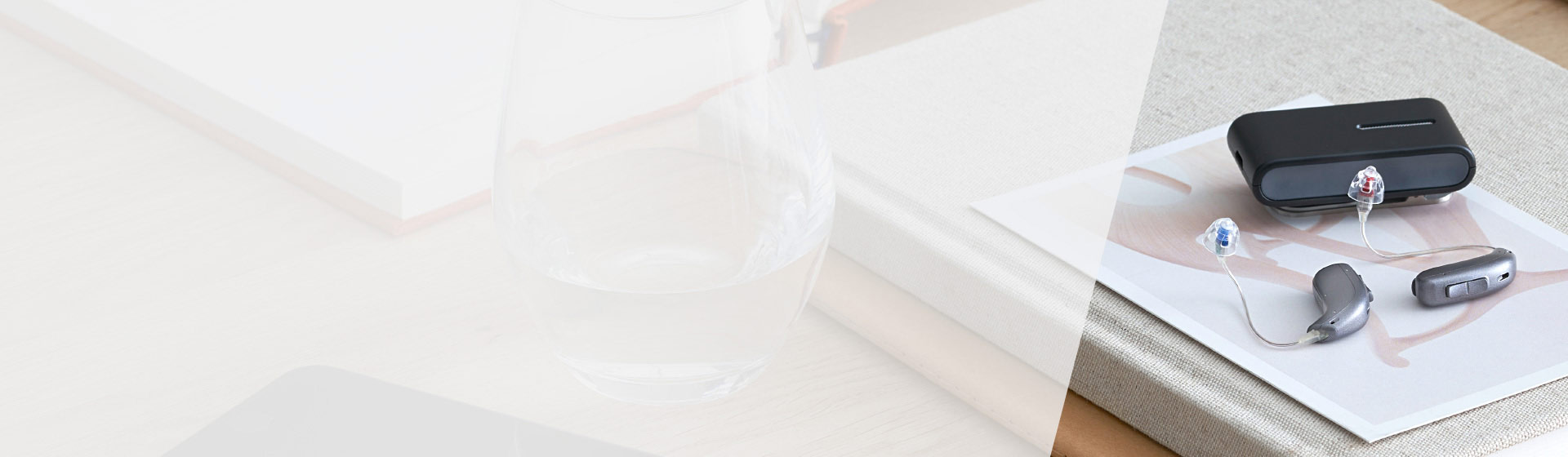 Bild på ett par hörapparater och tillbehör till en hörapparat