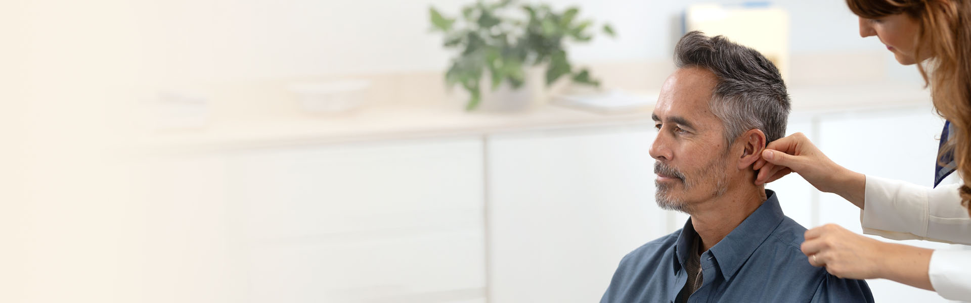 Man som provar en hörapparat hos Audika i Uppsala