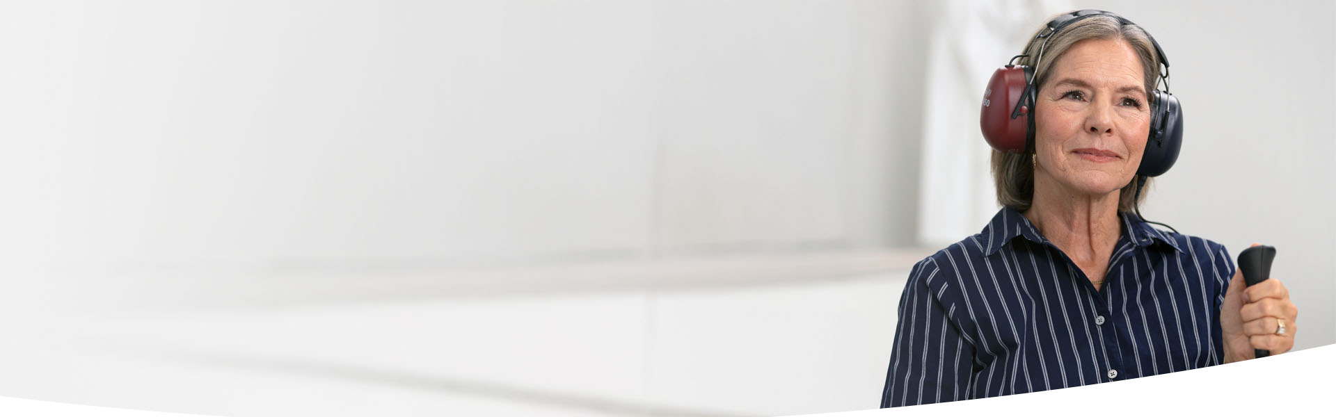 En kvinna gör ett hörseltest på Audikas hörselklinik i privat regi