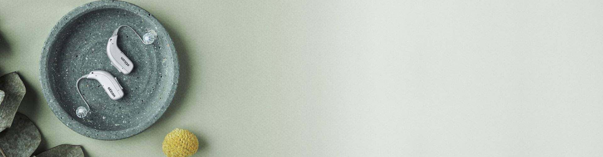 Bild på en typ av hörapparat. Det är en hörapparat som man sätter bakom örat.