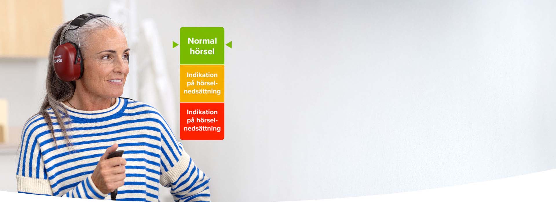 Kvinna som gjort ett hörseltest online som visar på normal hörsel