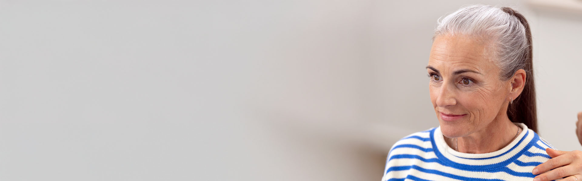 Kvinna som provar ut hörapparaten Oticon Own Si