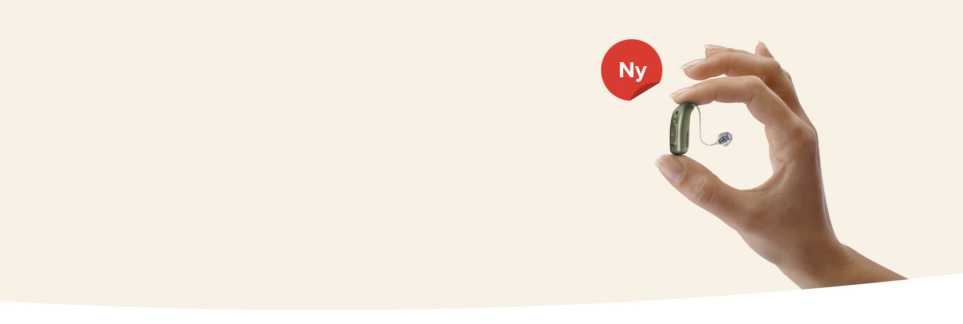  Oticon Real hörapparat i grönt som hålls mellan fingrarna, med en röd etikett som markerar ’Ny’.