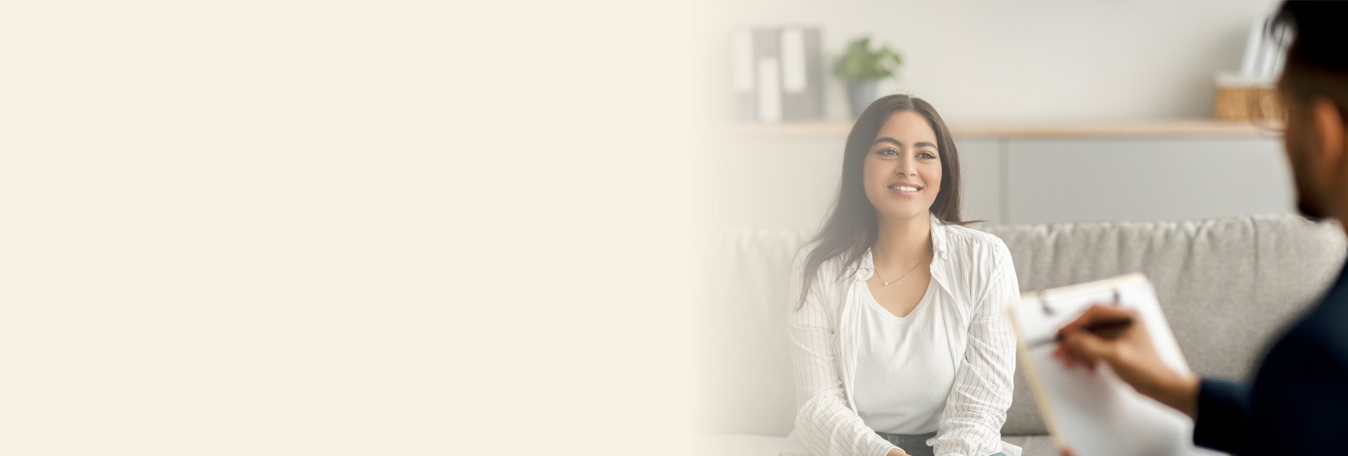  Kvinna diskuterar med en specialist som en del av tinnitusbehandling.