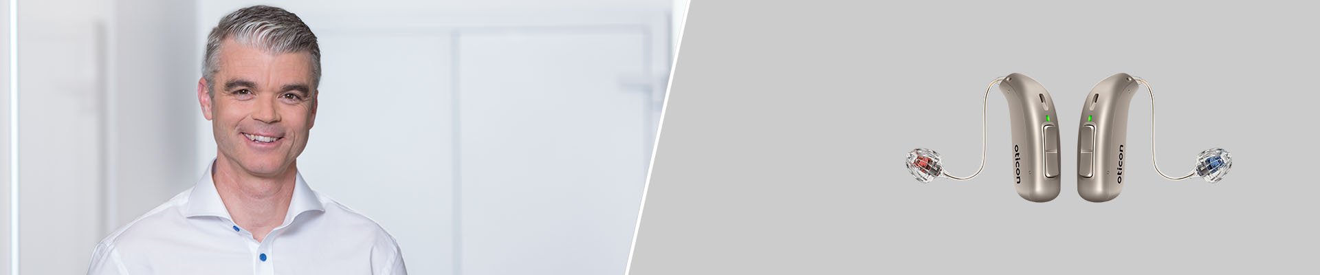  Audikas legitimerade audionom Henrik håller digitala föreläsningar och visar ett par moderna hörapparater från Oticon.