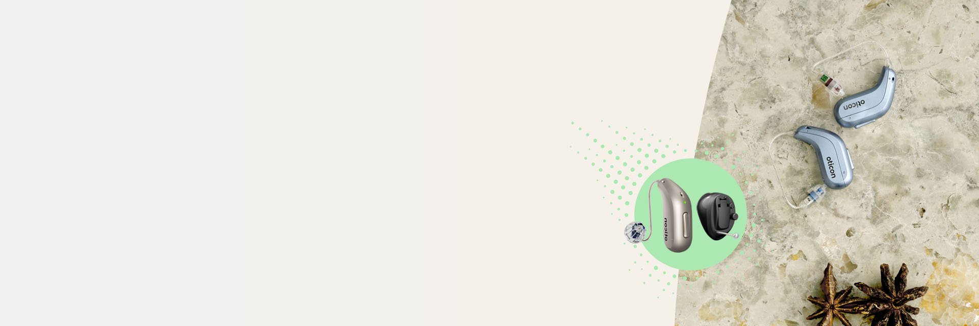  Hörapparat på ett bord bredvid en grön cirkel som visar två olika modeller av hörapparater.