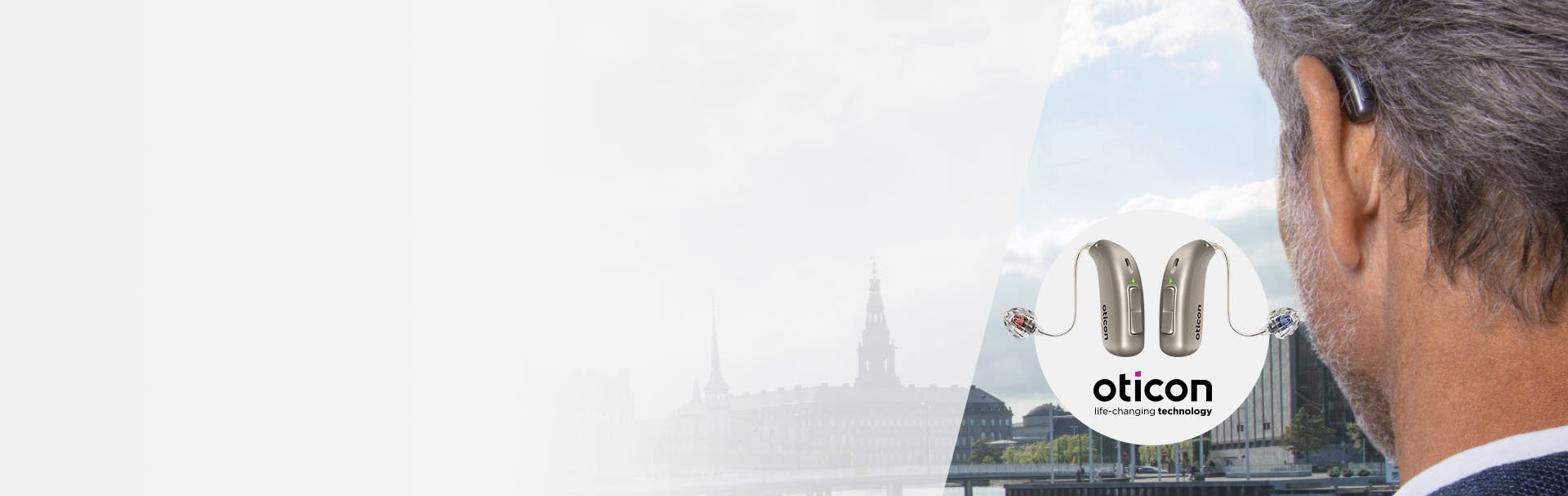  Oticon hörapparater tillgängliga för testning hos Audika, med en person som bär en hörapparat i en stadslandskapbakgrund.