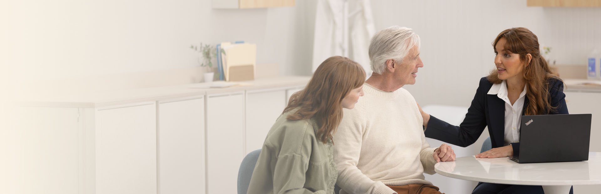 En man och hans dotter besöker Audika för att prova ut hörapparater ur regionens sortiment