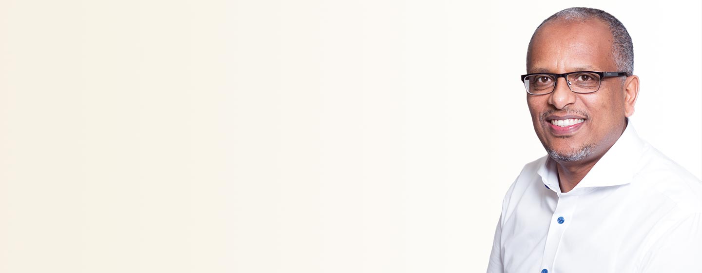  Audikas legitimerade audionom Michael i vit skjorta, specialist på hörselvård.