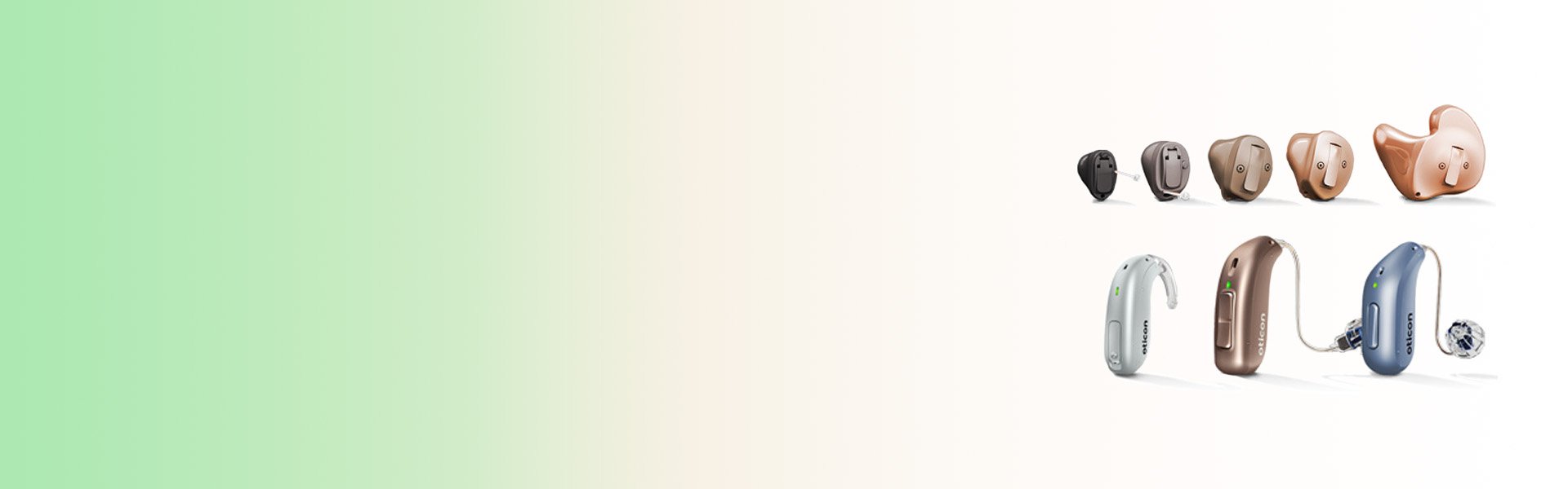  Hörselhjälpmedel från Oticon visas i olika modeller och färger, från diskreta öroninsatser till bakom-örat-apparater, på en bakgrund med mjuk grönvit gradient.