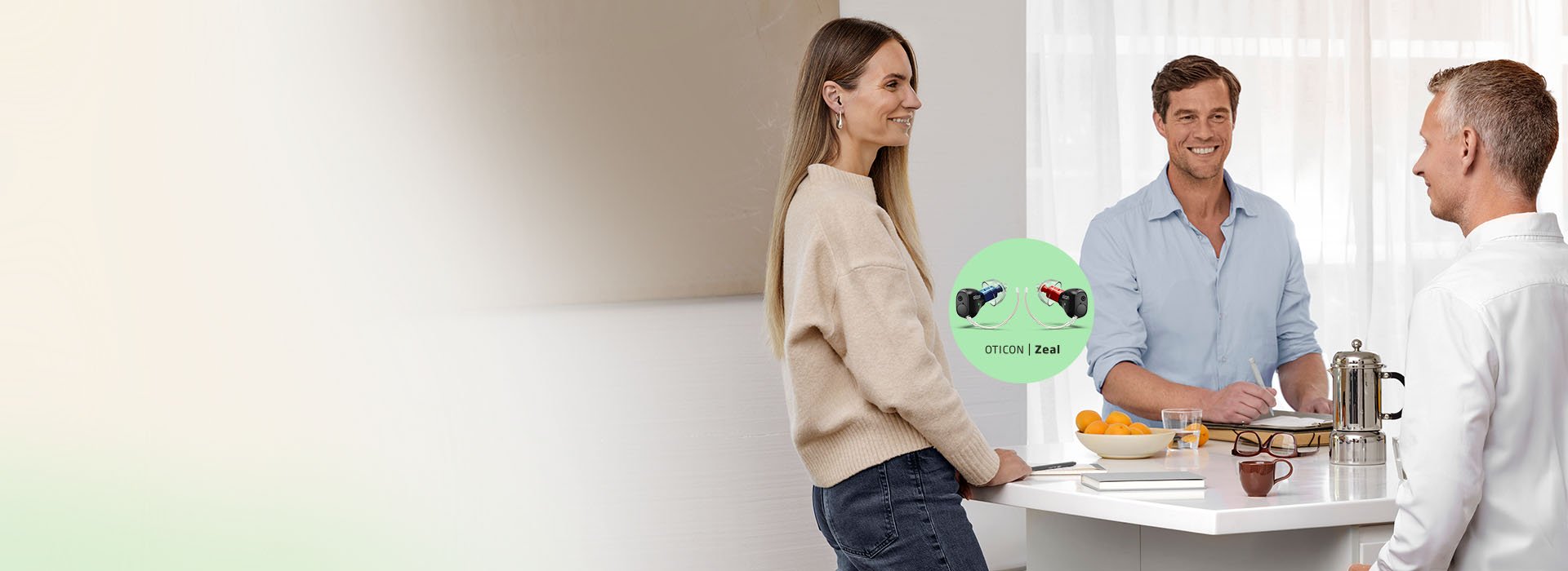 Tre personer som pratar med varandra och en cirkel med en Oticon Zeal hörapparat