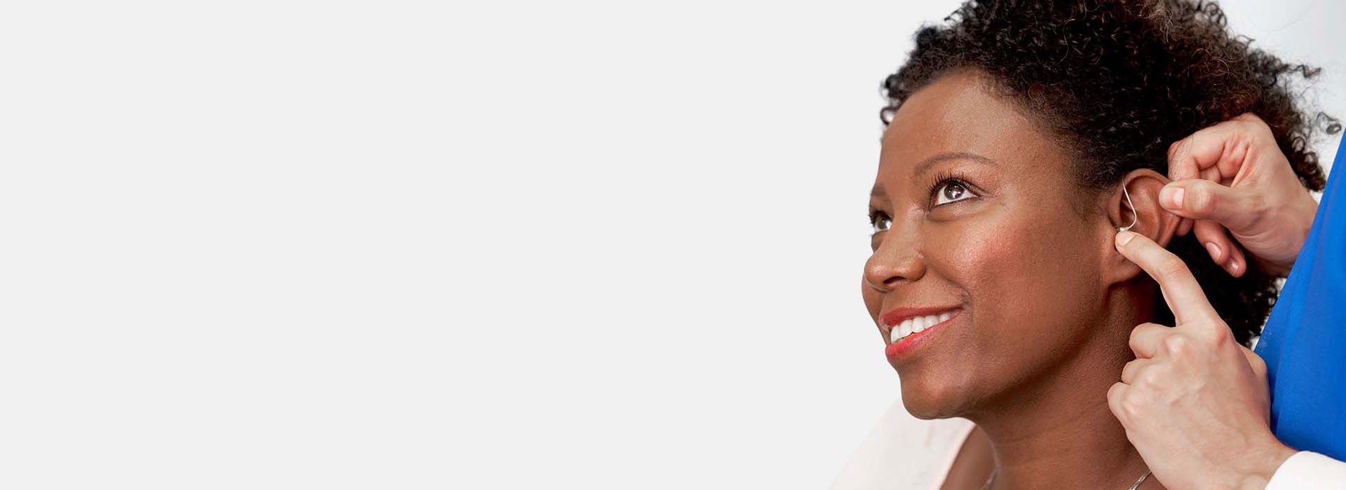  Kvinna får hörapparat anpassad för behandling av sensorineural hörselnedsättning.