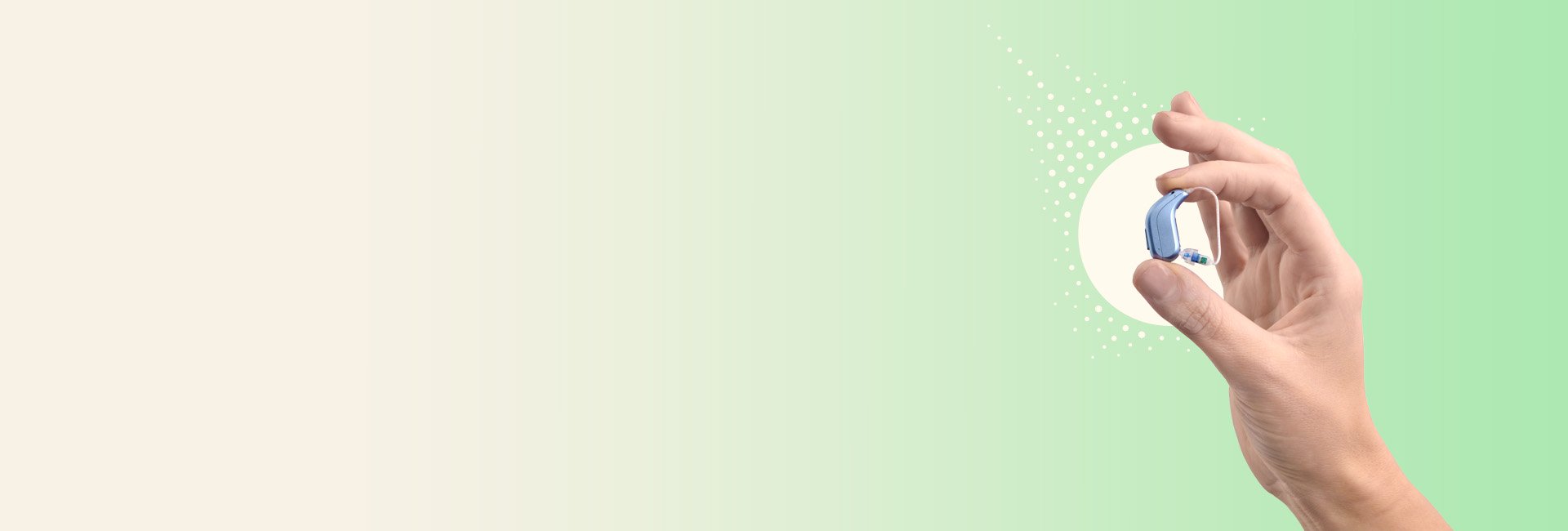  En hand håller ett blått hörapparat med en transparent insats. Bakgrunden är beige-grön med en vit cirkel och ljusa prickar för en harmonisk och modern känsla.