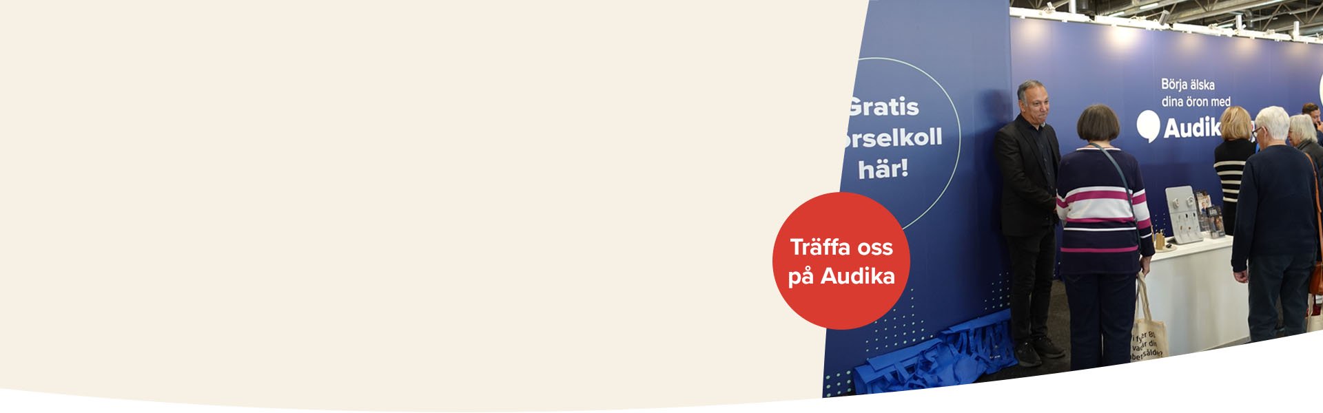  Legitimerad audionom från Audika svarar på frågor från besökare vid ett seniorevent.