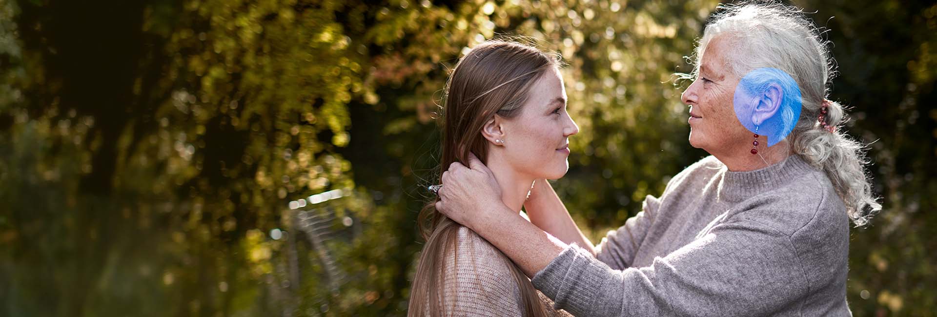 Bild på en kvinna som har ett samtal med sin dotter