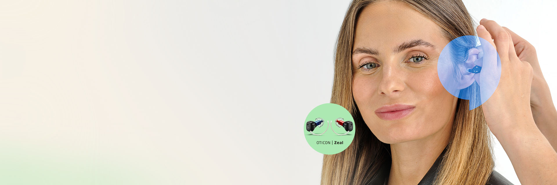 Kvinna som provar Oticon Zeal - en hörapparat som finns i Stockholm.