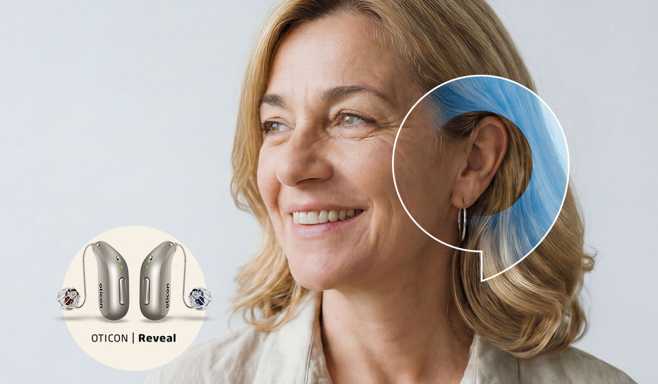 Kvinna som har den senaste hörapparaten Oticon Reveal på sig