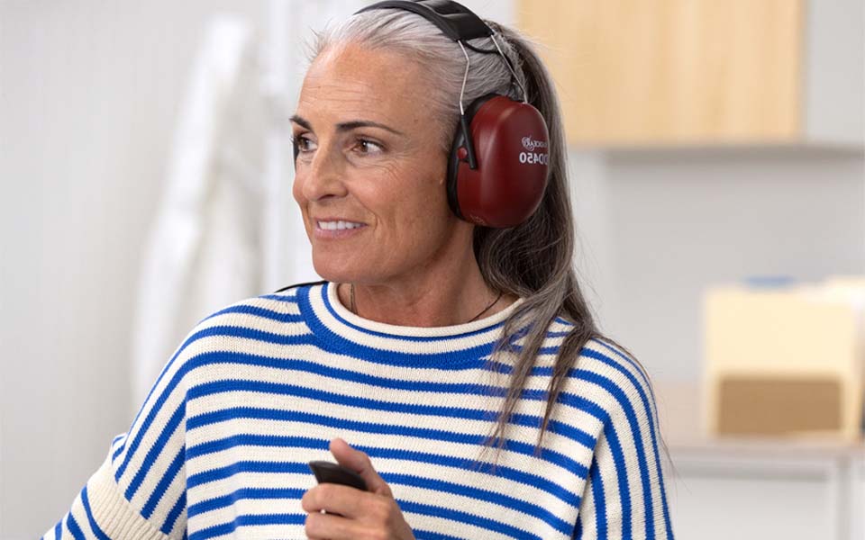 Kvinna som gör ett hörseltest hos Audika