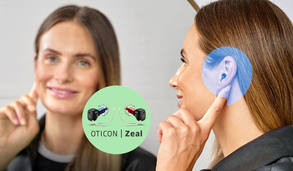 Kvinna som har en Oticon Zeal hörapparat som hon har provat ut hos Audika