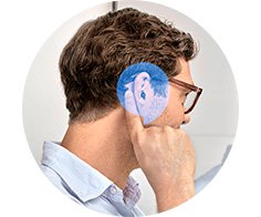 man som har en Oticon zeal hörapparat som sitter i örat