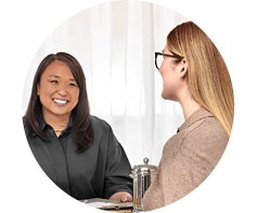 Bild på två kvinnor som pratar med varandra.