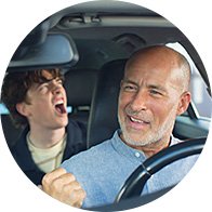 Man som har hörapparaten oticon zeal och sitter i en bil