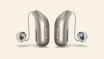 Bild på en hörapparat som placeras bakom örat som du kan prova ut på Audikas hörselklinik.