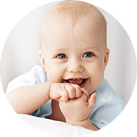 Bild på en bebis som är född med bilateral hörselnedsättning