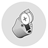  Illustration som visar hur man byter batteri på en allt-i-örat-hörapparat.